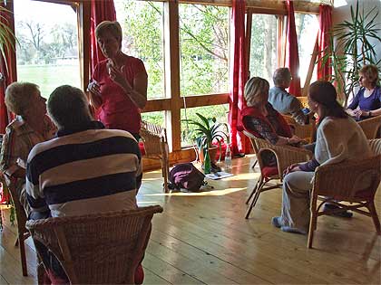 Josette van Luytelaar unterstützt die TeilnehmerInnen